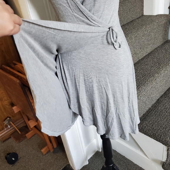 ROLLER COASTER~ GRAY SHORT SLEEVE V-NECK WRAP DRESS! - Picture 10 of 16